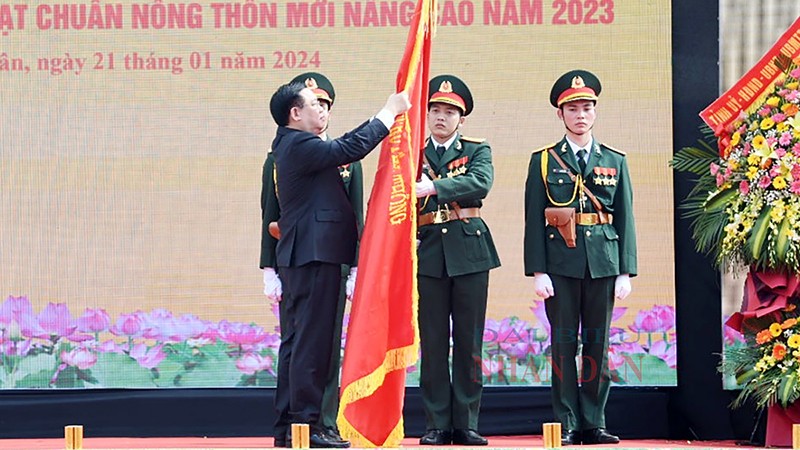 Председатель НС Выонг Динь Хюэ вручает Орден Труда 3-й степени общине Нгисуан. Фото: quochoi.vn