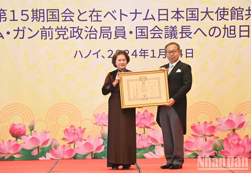 Посол Японии во Вьетнаме Ямада Такио вручает Орден Восходящего Солнца первой степени бывшей Председателю НС Нгуен Тхи Ким Нган. Фото: Зюи Линь