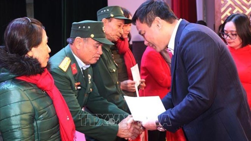 Председатель Народного комитета провинции Хайзыонг Чиеу Тхэ Хунг вручает подарки жителям провинции Хайзыонг. Фото: ВИА