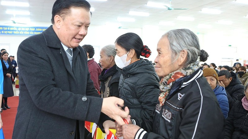 Товарищ Динь Тиен Зунг вручает подарки жителям провинции Ниньбинь.