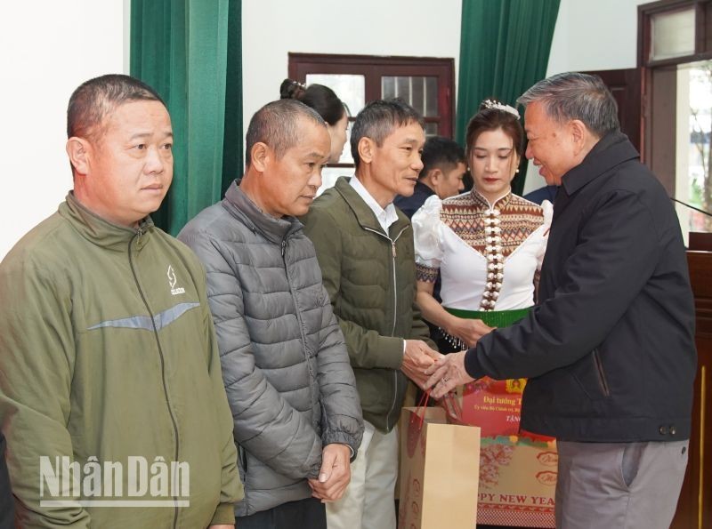 Генерал армии То Лам поздравляет жителей уезда Фуйен провинции Шонла с наступающим Новым годом по лунному календарю.