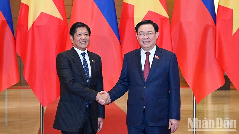 Председатель НС Выонг Динь Хюэ на встрече с Президентом Филиппин Фердинандом Ромуальдесом Маркосом-младшим. Фото: Зюи Линь