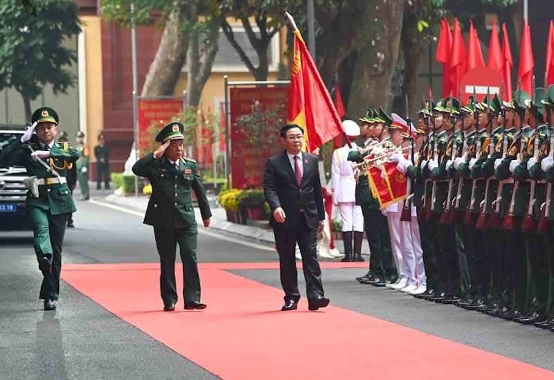 Председатель НС Выонг Динь Хюэ обходит строй почетного караула. Фото: Зюи Линь
