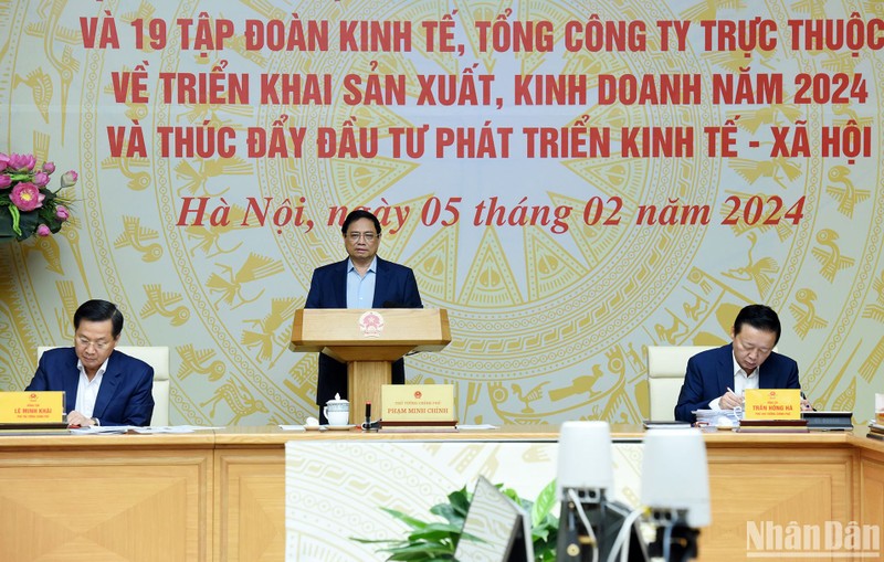 Премьер-министр Фам Минь Тьинь выступает на заседании. Фото: Чан Хай
