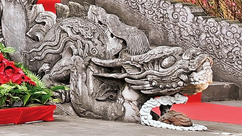 Пара каменных драконов перед дворцом Киньтхиен в Императорской цитадели Тханглонг в Ханое. Фото: Чан Тхань Жанг