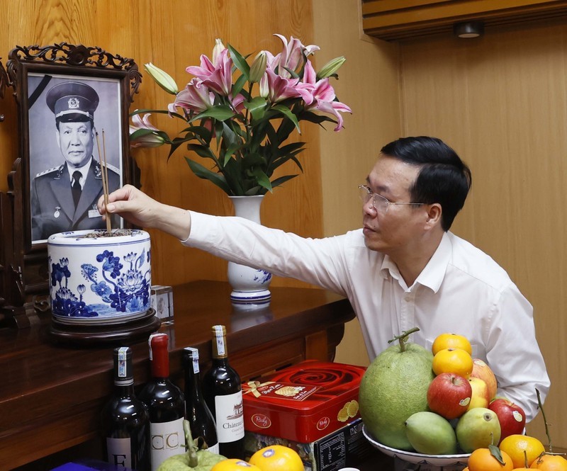 Президент Во Ван Тхыонг зажигает благовония и почитает память покойного Президента Ле Дык Аня. Фото: ВИА