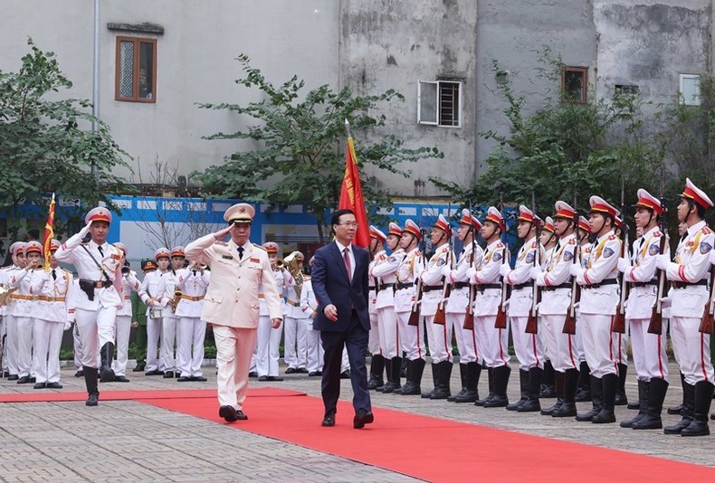 Президент Во Ван Тхыонг обходит строй почетного караула. Фото: ВИА