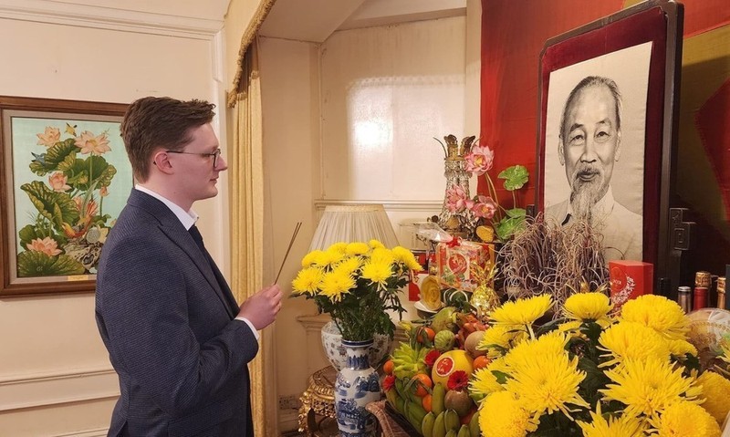 Г-н Кирил Уиттакер воскуряет благовония в память о Президенте Хо Ши Мине в Посольстве Вьетнама в Великобритании. Фото: ВИА
