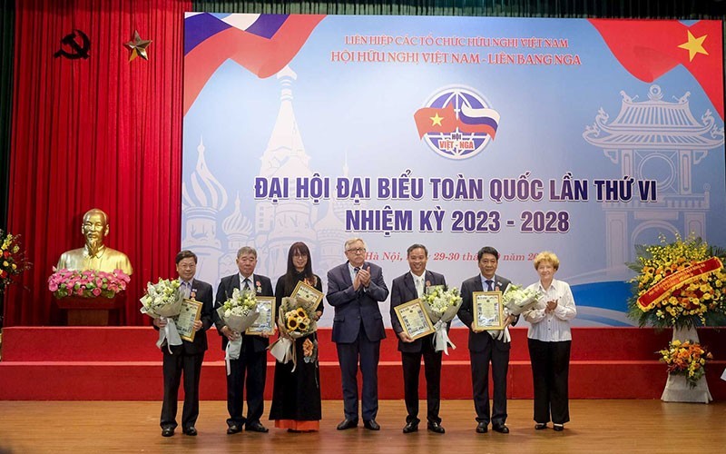 Петр Цветов (в центре) на VI отчетно-выборной конференции Общества вьетнамско-российской дружбы.