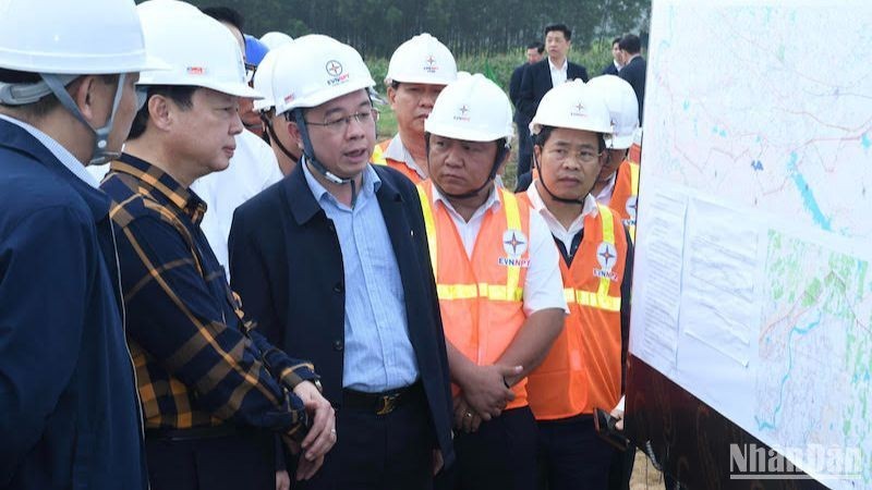Вице-премьер Чан Хонг Ха проверяет ход строительства линии электропередачи 500 кВ Куангчать-Куиньлыу.