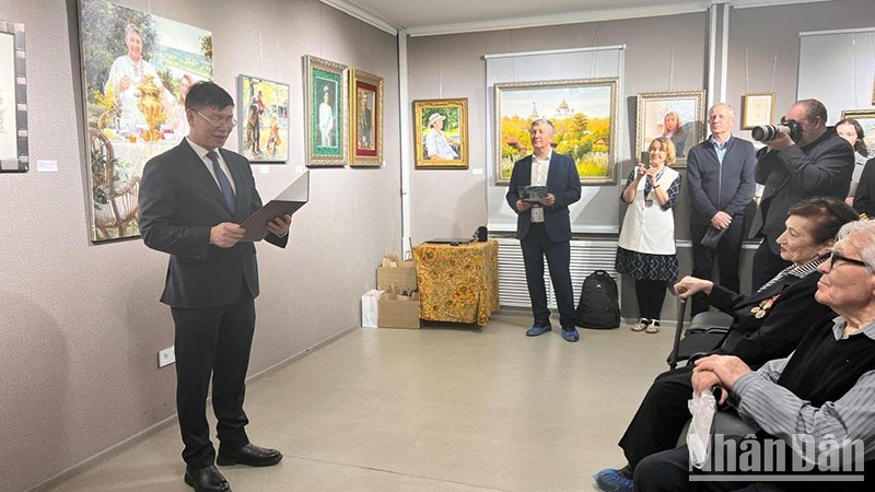 Генеральный консул Вьетнама во Владивостоке Нгуен Данг Хиен выступает на мероприятии.