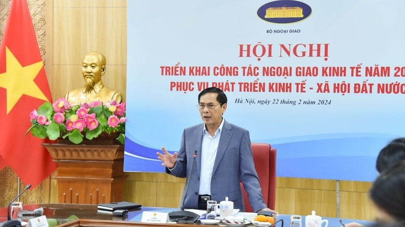 Министр иностранных дел Буй Тхань Шон выступает на конференции.