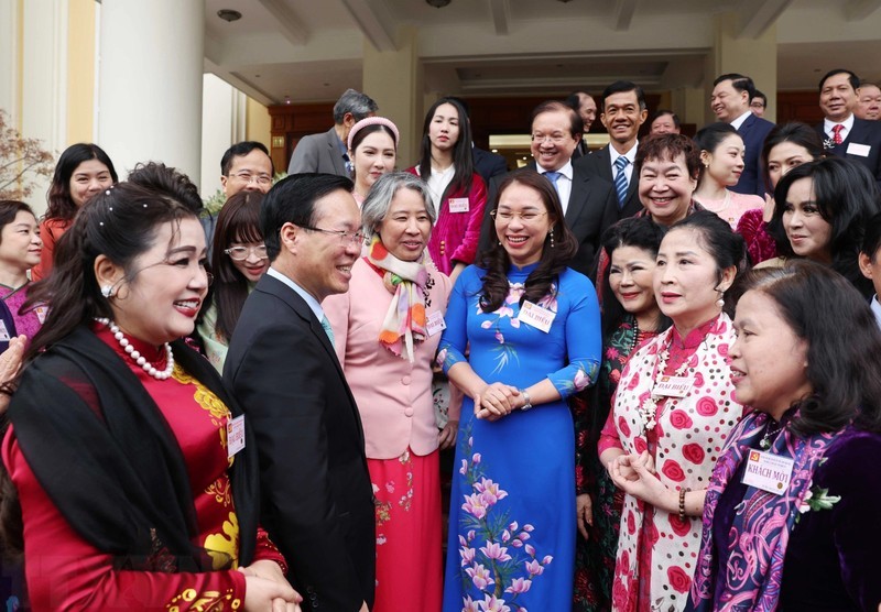 Президент Во Ван Тхыонг общается с представителями интеллигенции, учеными, деятелями литературы и искусства. Фото: ВИА