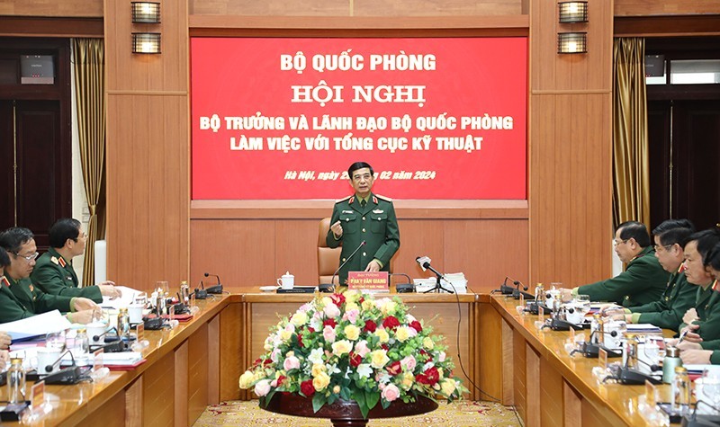 Министр обороны генерал армии Фан Ван Жанг выступает на встрече.