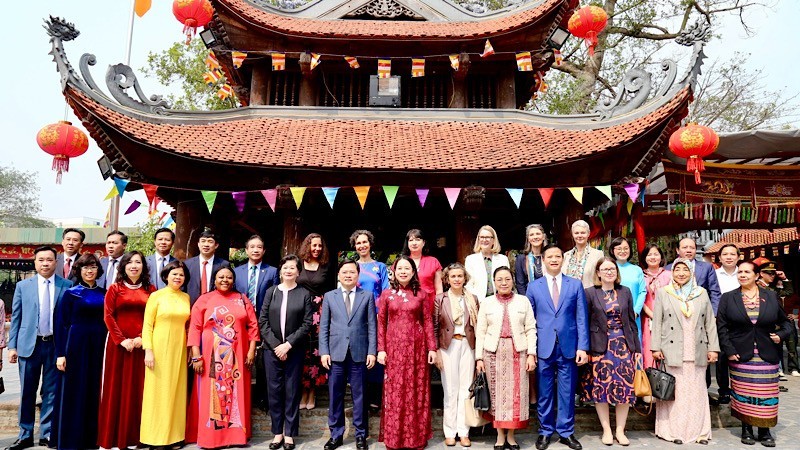Вице-президент Во Тхи Ань Суан фотографируется с женщинами-послами и руководителями международных организаций во Вьетнаме.