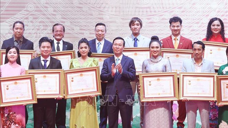 Президент Во Ван Тхыонг на 10-й церемонии присвоения званий «Народный артист» и «Заслуженный артист». Фото: ВИА
