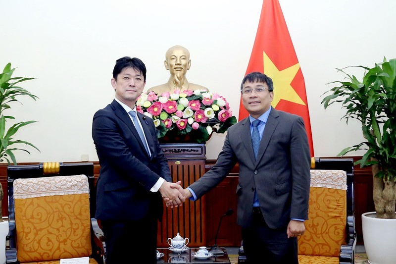 Постоянный заместитель министра иностранных дел Нгуен Минь Ву и Заместитель министра иностранных дел Японии Комура Масахиро. 