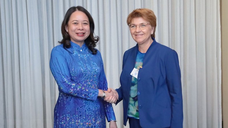 Вице-президент Во Тхи Ань Суан на встрече с Президентом Швейцарии Виолой Амхерд. Фото: ВИА
