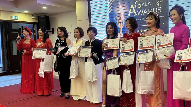 Выдающиеся женщины-предприниматели получают похвальные грамоты от AEEV. Фото: ВИА
