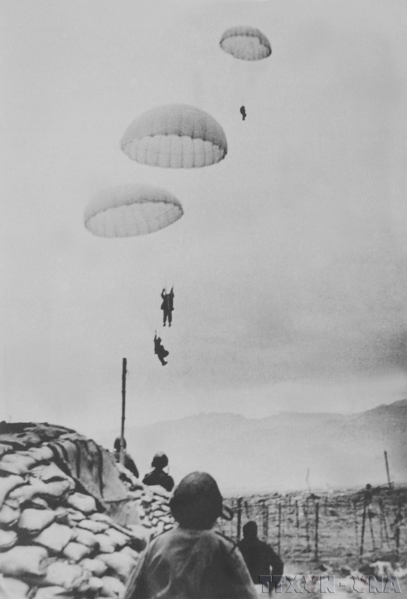 Французские солдаты совершают прыжки с парашютом в Дьенбьенфу 23 марта 1954 года, когда началась кровавая битва под Дьенбьенфу, продолжавшаяся 55 дней и ночей. Фото: ВИА