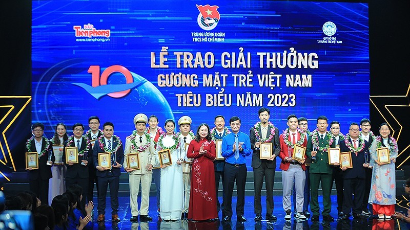Исполняющая обязанности Президента Во Тхи Ань Суан вручает премии выдающимся лицам. 