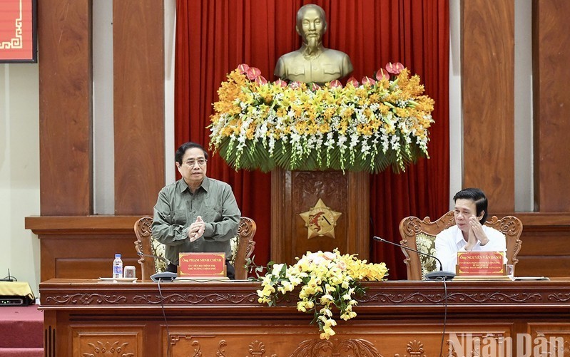 Премьер-министр Фам Минь Тьинь выступает на рабочей встрече.