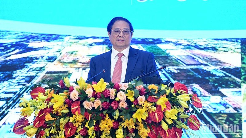 Премьер-министр Фам Минь Тьинь выступает на конференции.