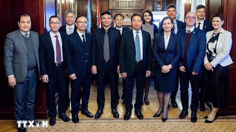 Вьетнамская делегация фотографируется с руководителями Государственного аудита Венгрии. Фото: ВИА