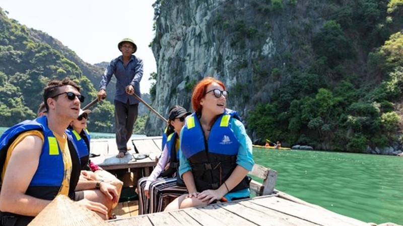 Иностранные туристы посещают бухту Халонг. Фото: ВИA