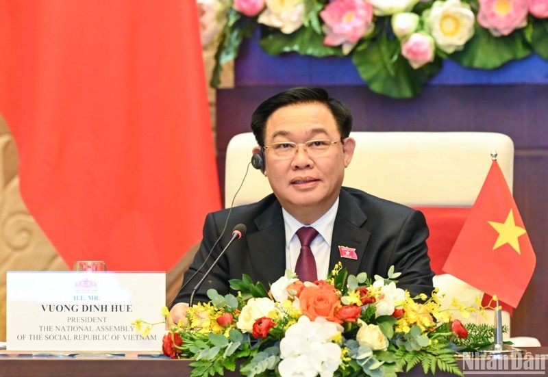 Председатель НС Выонг Динь Хюэ проводит телефонный разговор с товарищем Хун Сеном. Фото: Зюи Линь