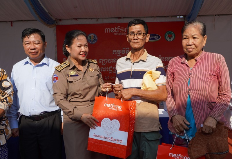 Посол Вьетнама в Камбодже Нгуен Хюи Танг и Заместитель губернатора провинции Кампонгчнанг вручают местным жителям подарки.