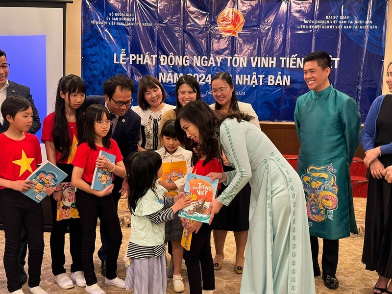 Заместитель министра иностранных дел Ле Тхи Тху Ханг вручает подарки детям на церемонии Дня вьетнамского языка в Японии 2024 года. Фото: МИД