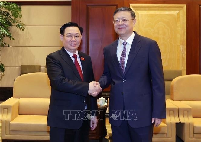 Председатель НС Выонг Динь Хюэ и Секретарь Парткома Шанхая Чэнь Цзинин. Фото: ВИА
