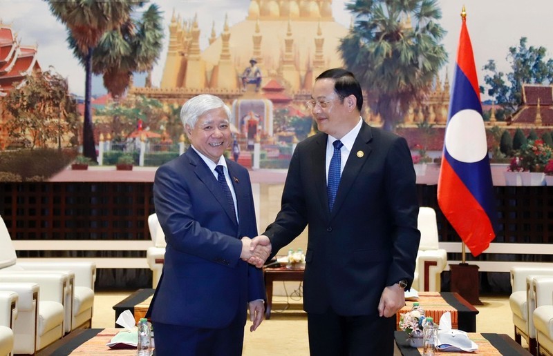 Премьер-министр Лаоса Сонесай Сипхандон принимает Председателя ЦК ОФВ До Ван Тьиена. 