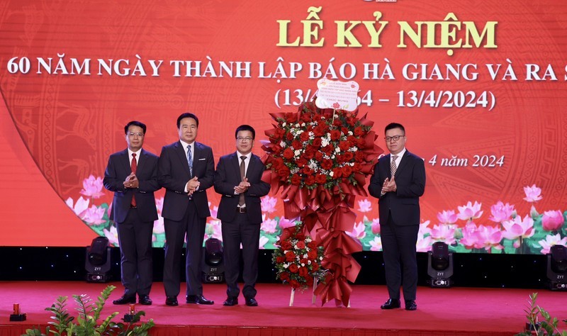 Товарищ Ле Куок Минь вручает цветы газете «Хажанг».