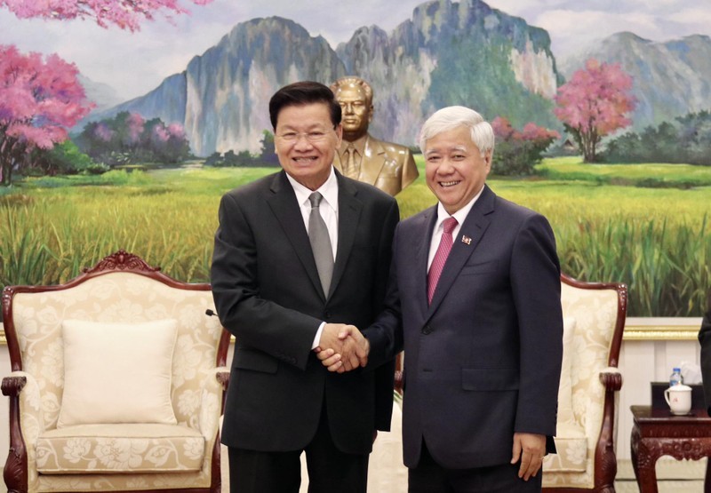 Генеральный секретарь ЦК НРПЛ, Президент Лаоса Тхонглун Сисулит и Председатель ЦК ОФВ До Ван Тьиен. 