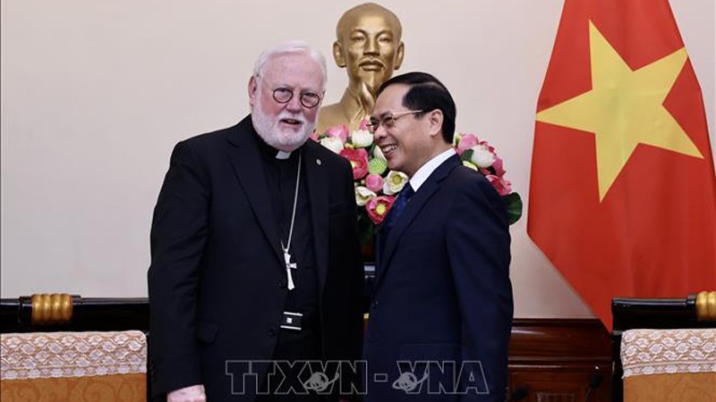 Министр иностранных дел Буй Тхань Шон принимает Секретаря Святого Престола по отношениям с государствами, архиепископа Пола Ричарда Галлахера. Фото: ВИА