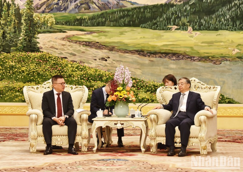 Заведующий Отделом пропаганды ЦК КПК товарищ Ли Шулей принимает товарища Ле Куок Миня.