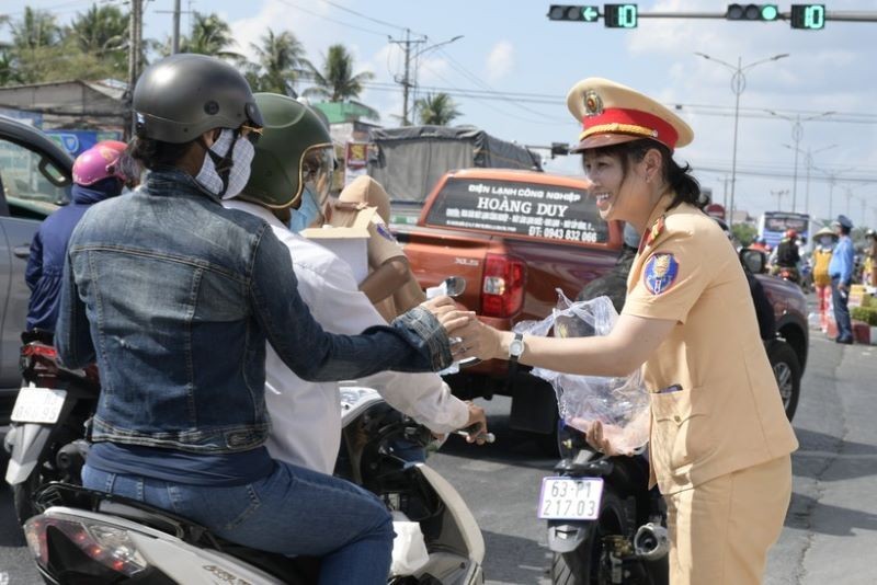 Силы дорожной полиции обеспечивали порядок и безопасность дорожного движения во время недавних праздников 30 апреля и 1 мая.