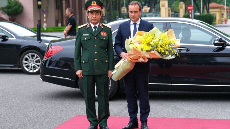 Министр обороны Вьетнама генерал армии Фан Ван Жанг и Министр обороны Франции Себастьян Лекорню. 
