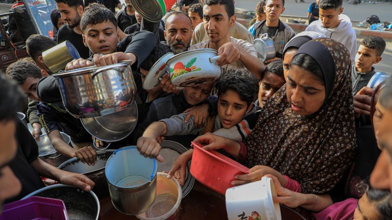 Жители в секторе Газа получают продовольственную помощь. Фото: ВИА