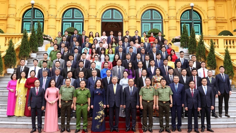 Президент То Лам фотографируется с сотрудниками Канцелярии Президента. Фото: ВИА