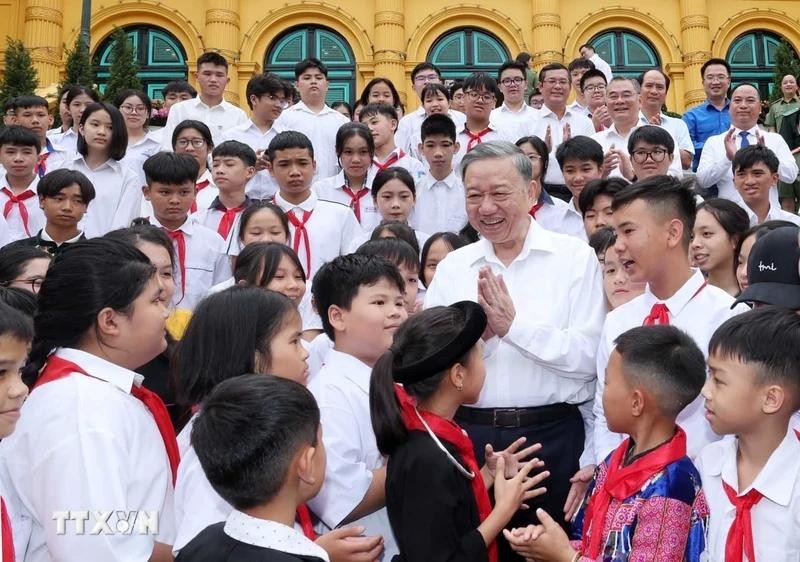 Президент То Лам встречается с детьми погибших полицейских, усыновленными полицией. Фото: ВИА