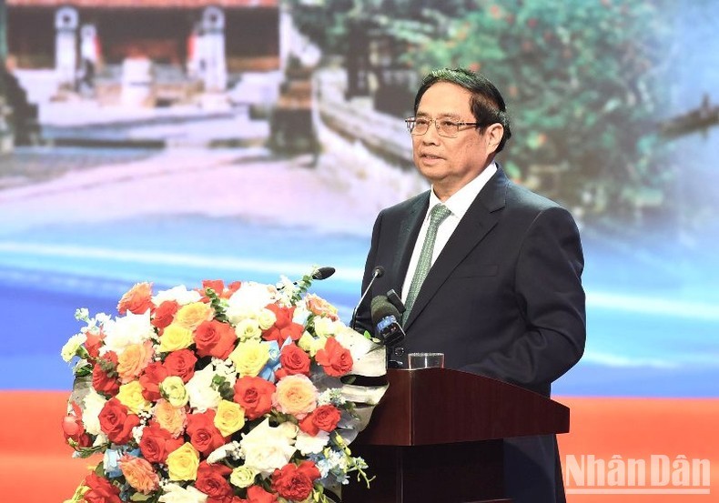 Премьер-министр Фам Минь Тьинь выступает на конференции. Фото:: Чан Хай