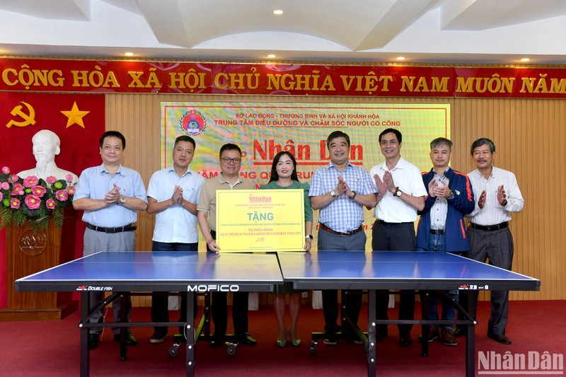 Руководители газеты «Нянзан» вручают подарки Центру по уходу за людьми, имеющими заслуги перед обществом, провинции Кханьхоа. 