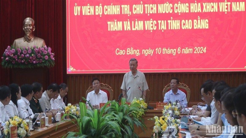 Президент То Лам выступает на встрече с руководителями провинции Каобанг.
