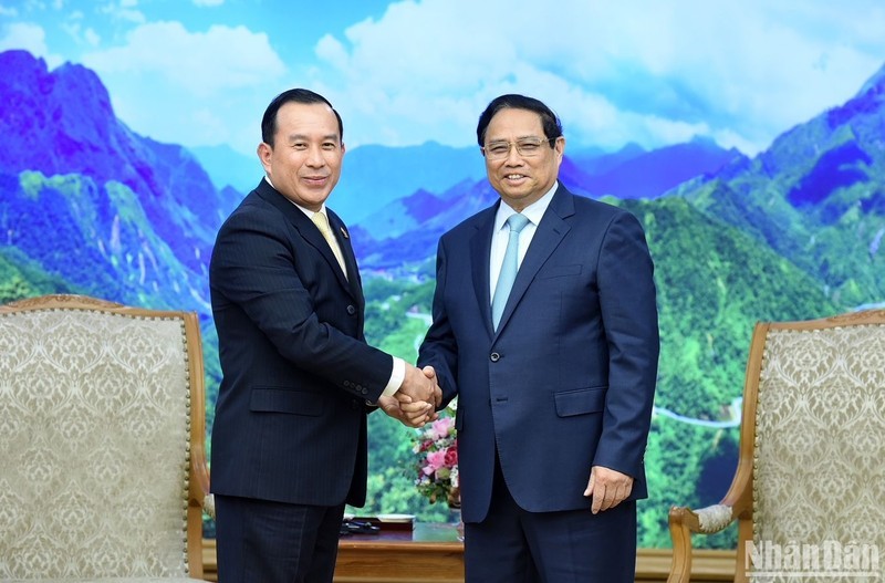 Премьер-министр Фам Минь Тьинь и Министр инспекций Камбоджи Хоут Хак. Фото: Чан Хай