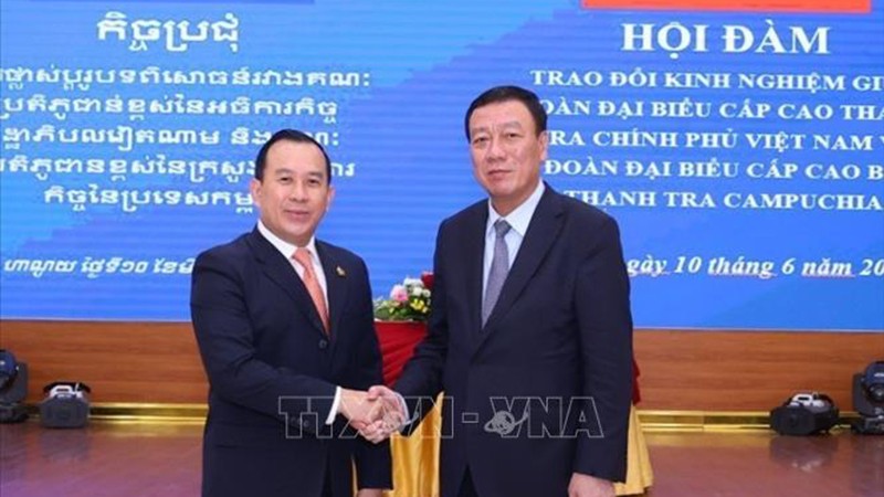 Генеральный инспектор Доан Хонг Фонг и Министр Хоут Хак. Фото: ВИА