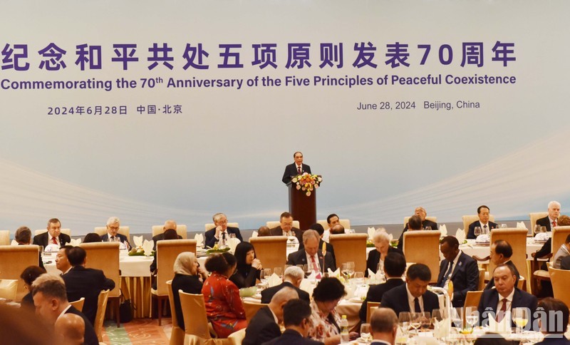 Бывший Генеральный секретарь ЦК КПВ Нонг Дык Мань выступает на мероприятии.