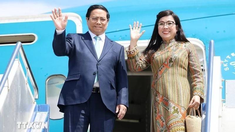 Премьер-министр Фам Минь Тьинь с супругой. Фото: ВИА